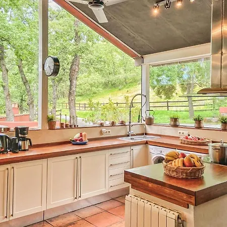 Vakantiehuis Amazing In With Wifi, 5 Bedrooms&outdoor Swimming Pool *