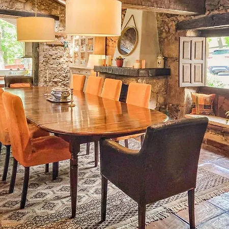 Vakantiehuis Amazing In With Wifi, 5 Bedrooms&outdoor Swimming Pool